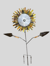 Load image into Gallery viewer, Large sunflower garden stake (NO SHIPPING, LOCAL PICKUP ONLY)

